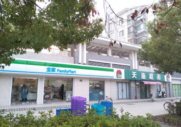 キャンパス内にはコンビニやスーパーマーケット(超市)もある