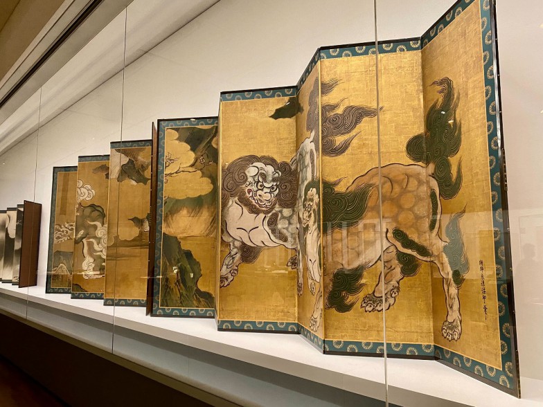 狩野永徳・常信《唐獅子図屏風》(右隻は桃山時代(16世紀)、左隻は江戸時代(17世紀)) 宮内庁三の丸尚蔵館蔵 8月28日で展示終了 異なる時代に描かれた同じ題材の作品、しかも作者が曽祖父とひ孫で見比べるというのは、とても興味深いです