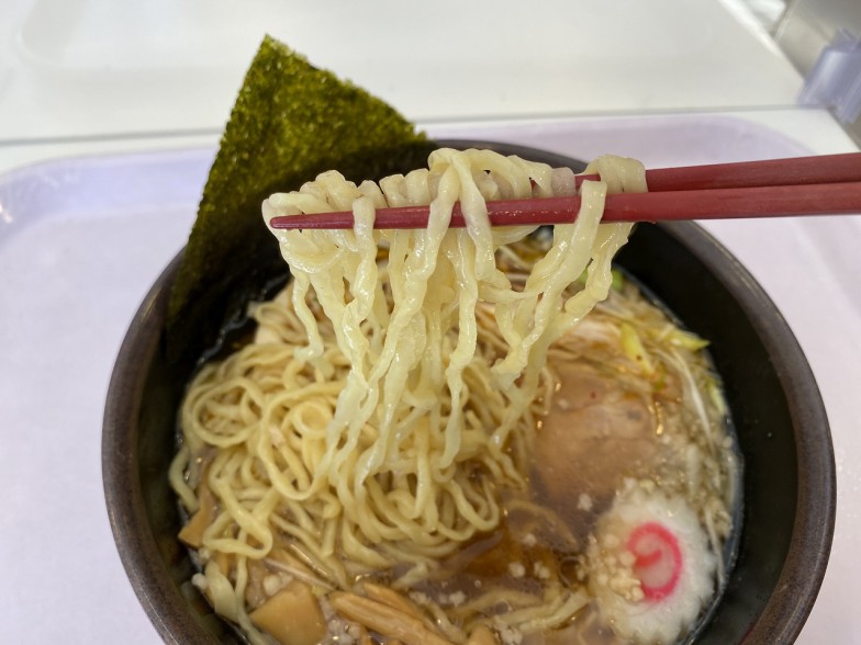 麺はモチッとしていて、汁との絡みが抜群!